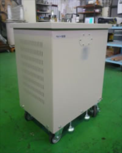 1465　三相アモルファス昇圧変圧器14kVA　200V/400Vキャスターとレベルアジャスター（固定金具付）付