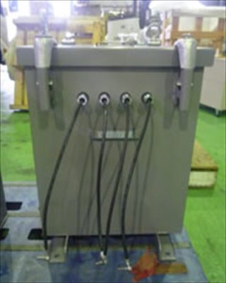 1433　建設工事現場で使う電源変圧器（単相10kVA　210-105V直並列単三変圧器）