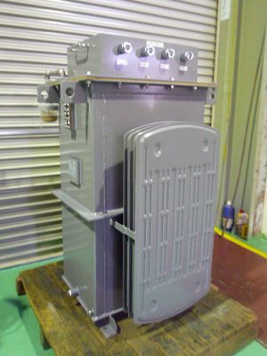 1113　屋外用IP-44の油冷式変圧器（三相75kVA）