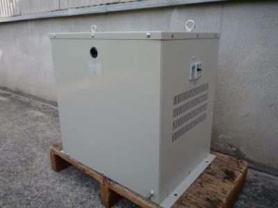 923　三相ダウントランスを輸出梱包して出荷