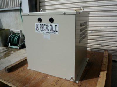 889　単相アップトランス（7kVA　200/208V　屋内ケース入り）